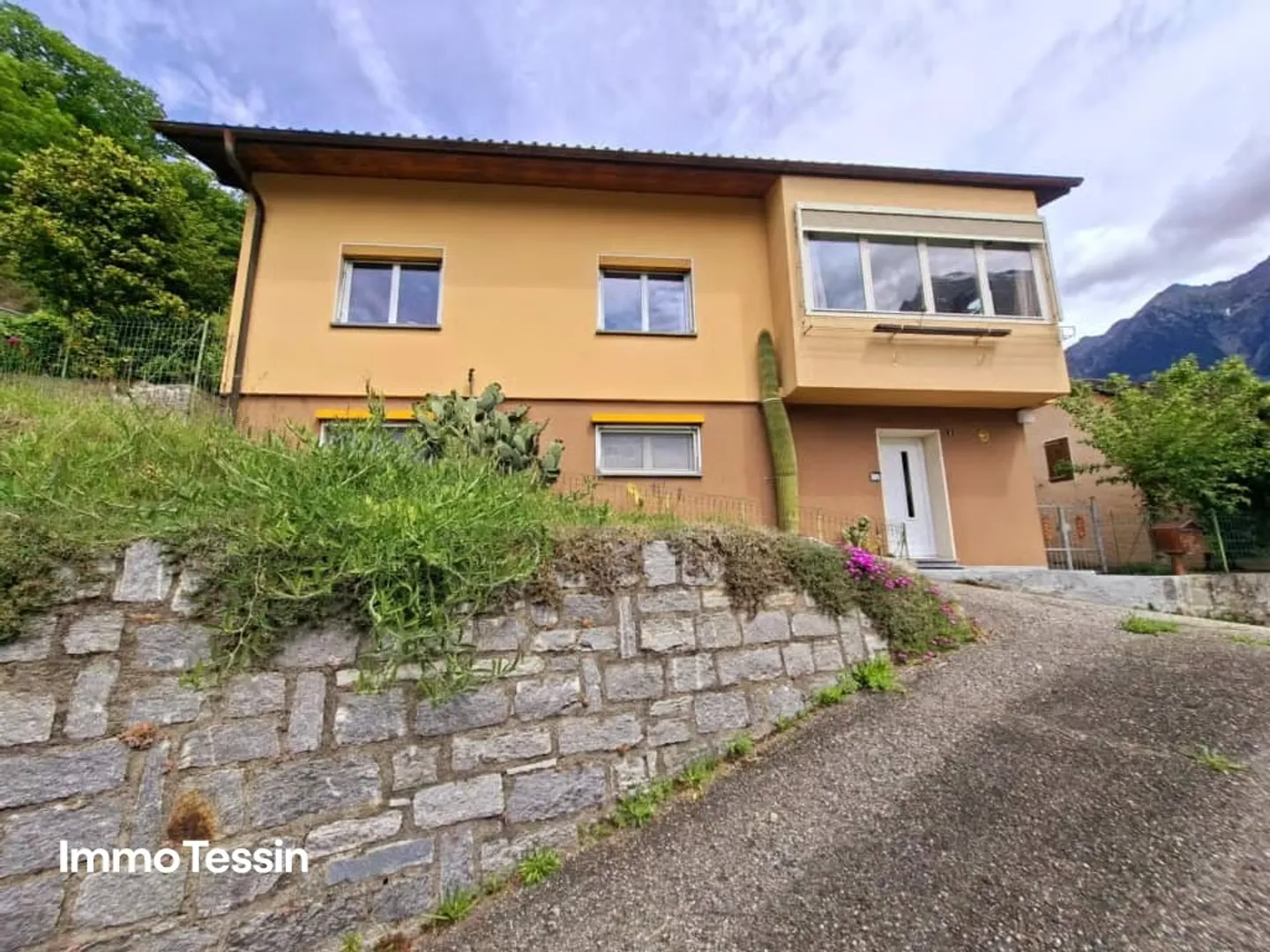 Maison ensoleillée avec une vue magnifique sur la nature tessinoise avec un grand espace extérieur entre Bellinzona et le col du Lukmanier - Photo 4 sur 13