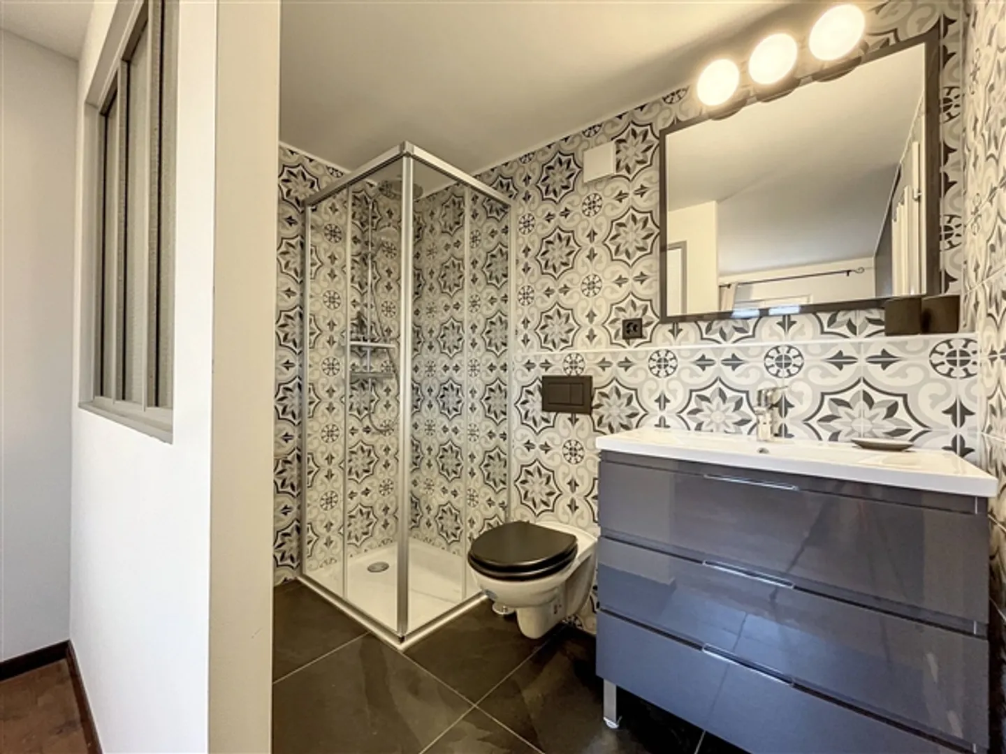 House with 2 apartments located in the heart of the village of Saint-Gingolph - Photo 11 of 13