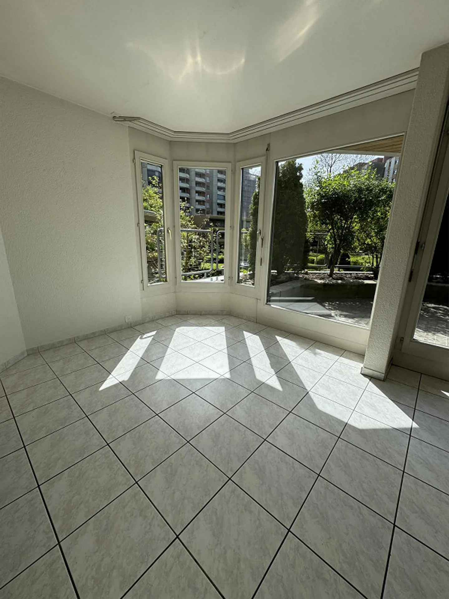 Appartement en terrasse de 4,5 pièces situé au calme avec vue sur la verdure - Photo 6 sur 11