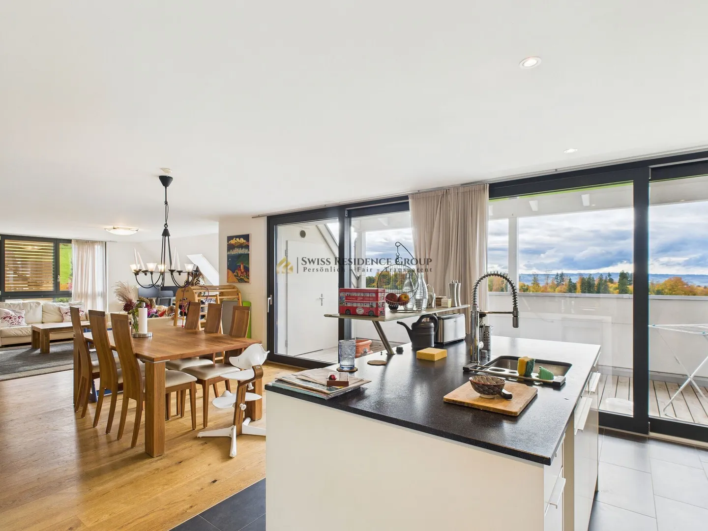 Family-friendly 4.5-room Minergie apartment with panoramic views, comfort, and attractive tax situation - Photo 5 of 16