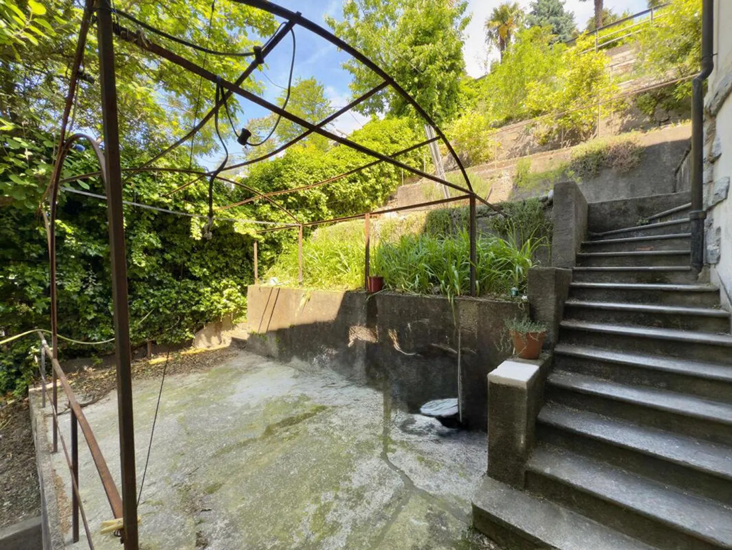 Casa bifamiliare con 3 appartamenti con vista mozzafiato e giardino... - Foto 6 di 7