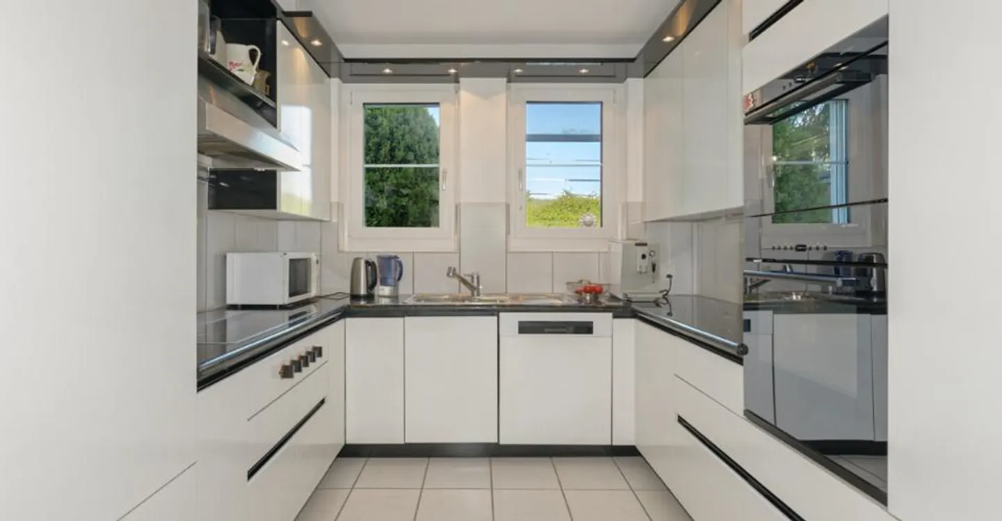 Spacious Duplex with Garden - Photo 4 of 6