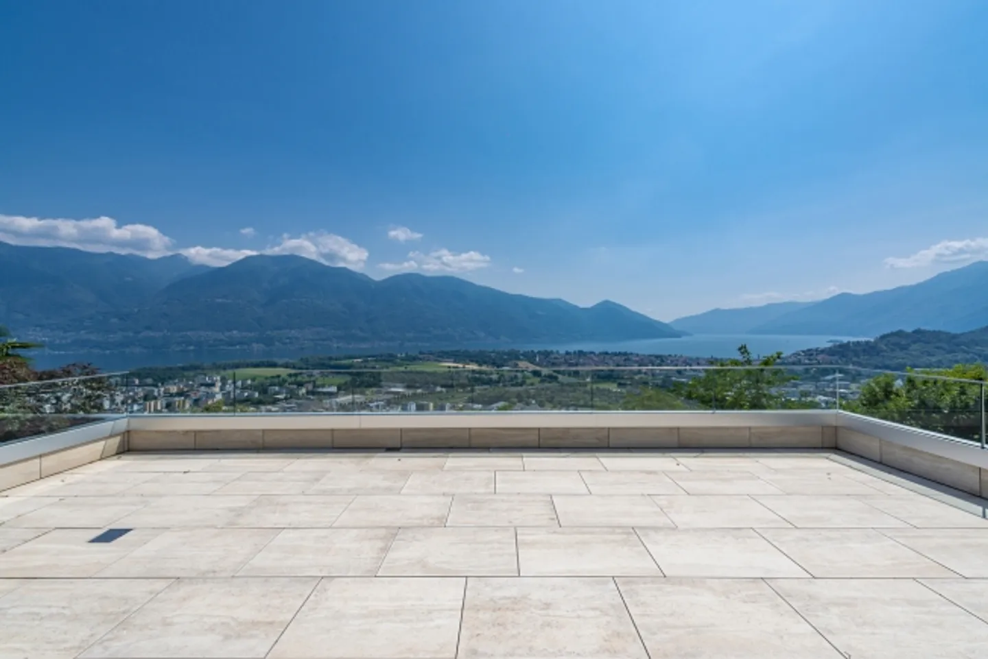 4.5-room apartment with large terrace, garden and lake view - Photo 10 of 18