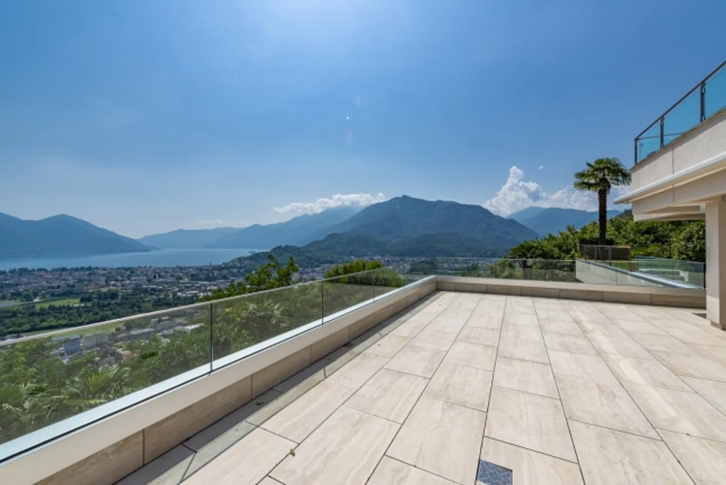 4.5-room apartment with large terrace, garden and lake view - Photo 13 of 18