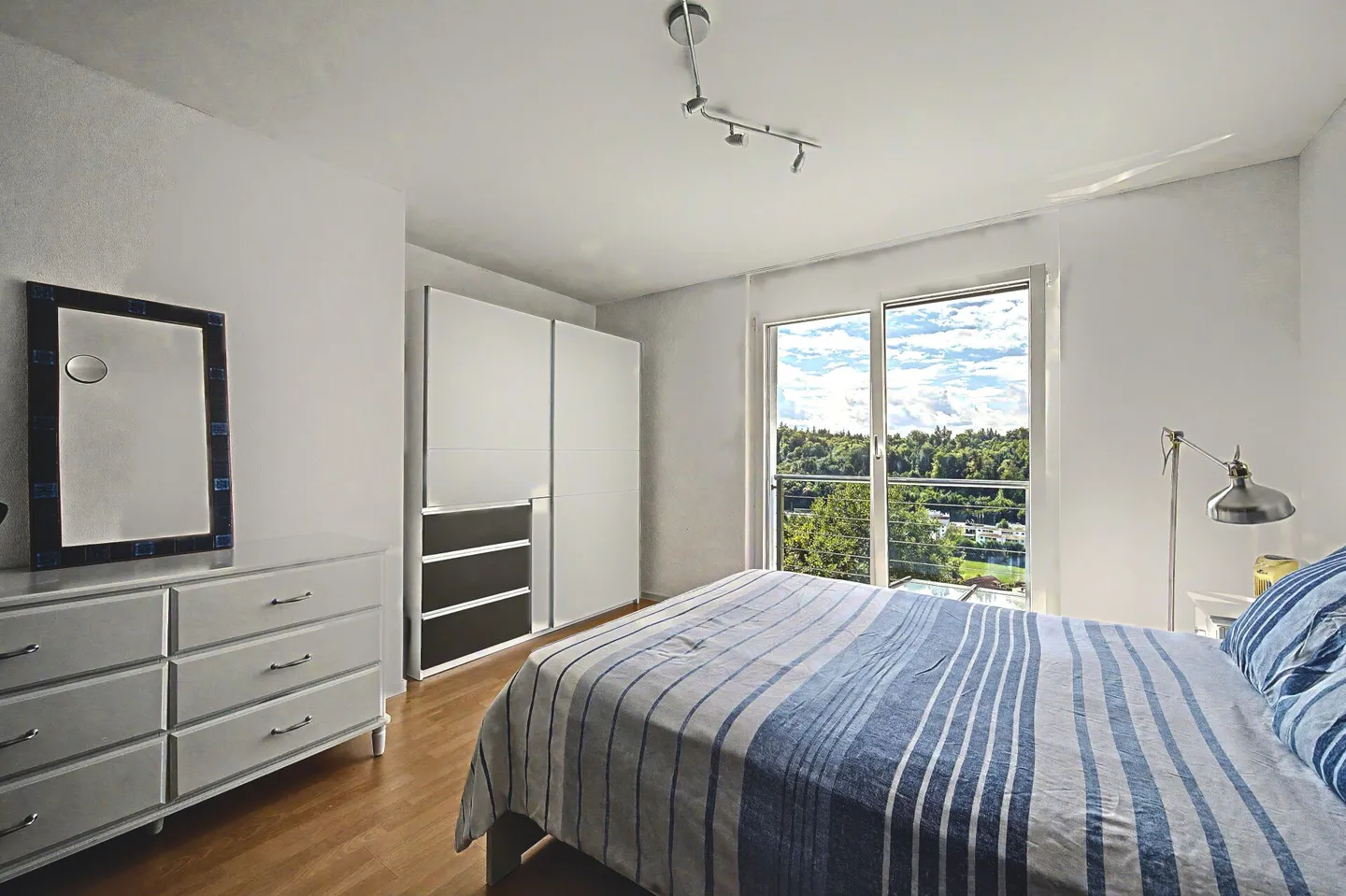 Geräumiges Einfamilienhaus mit Aussicht - Foto 10 von 21