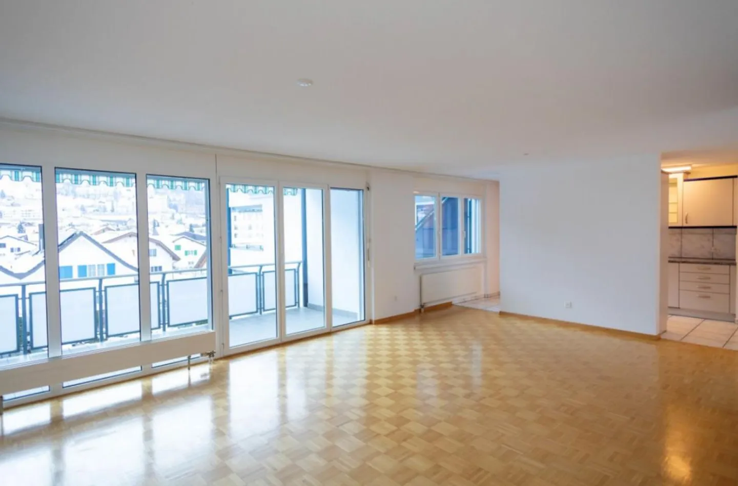 La tua nuova casa: Luminoso appartamento di 4,5 stanze con terrazza a Mels - Foto 1 di 8