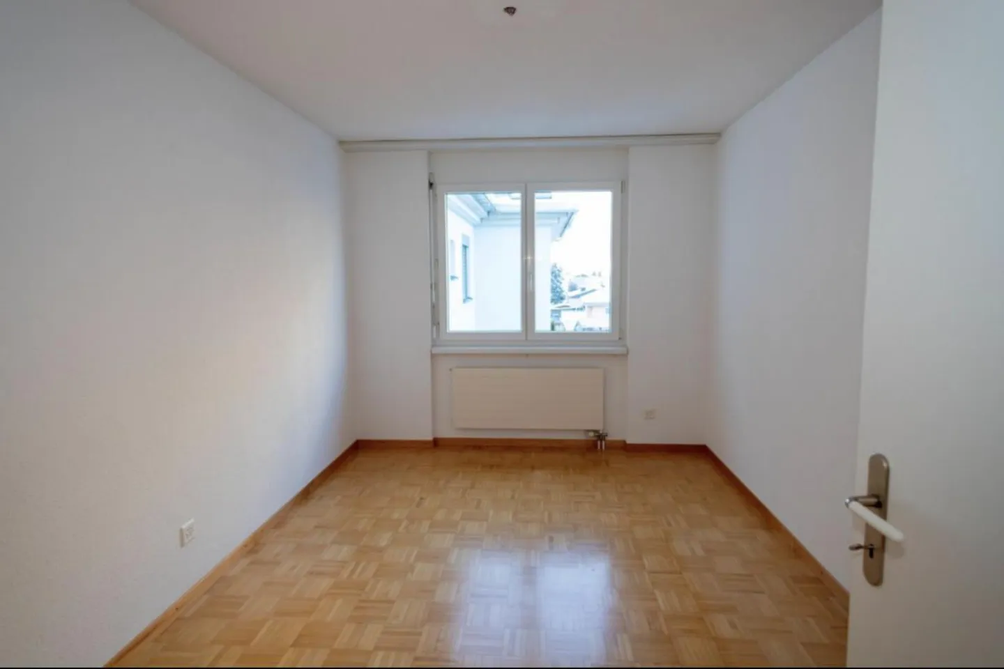 La tua nuova casa: Luminoso appartamento di 4,5 stanze con terrazza a Mels - Foto 4 di 8