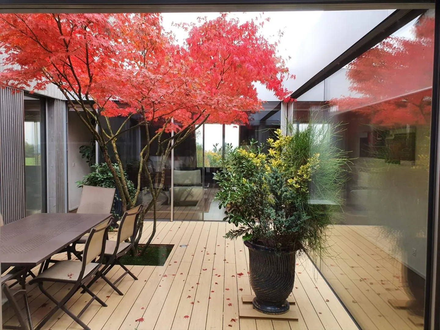 Geräumige zeitgenössische 6,5-Zimmer-Wohnung mit Patio - ca. 208 m² Wohnfläche - Foto 1 von 13