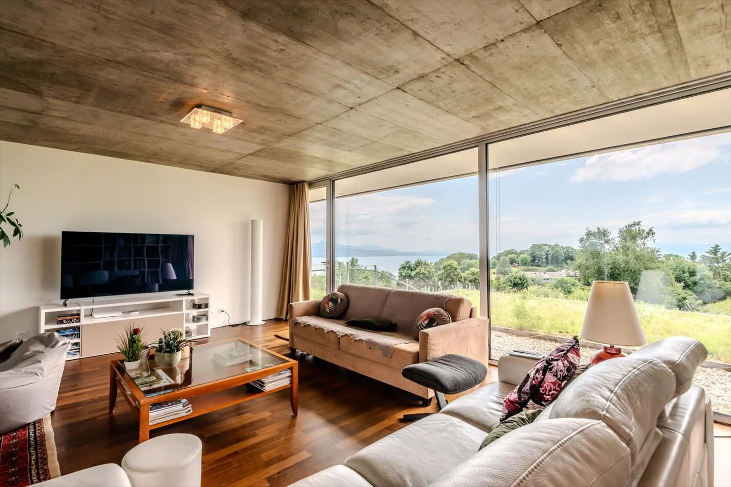 Geräumige zeitgenössische 6,5-Zimmer-Wohnung mit Patio - ca. 208 m² Wohnfläche - Foto 3 von 13