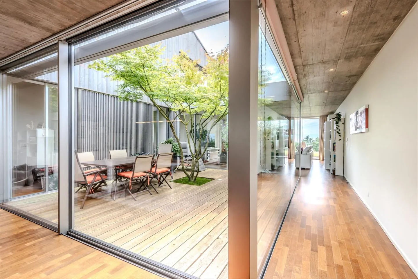 Geräumige zeitgenössische 6,5-Zimmer-Wohnung mit Patio - ca. 208 m² Wohnfläche - Foto 4 von 13