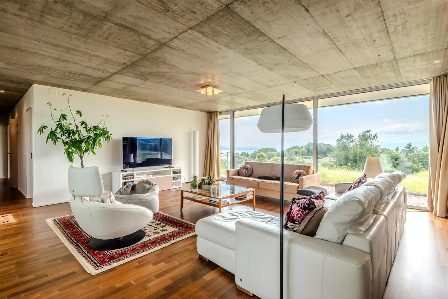 Geräumige zeitgenössische 6,5-Zimmer-Wohnung mit Patio - ca. 208 m² Wohnfläche - Foto 5 von 13