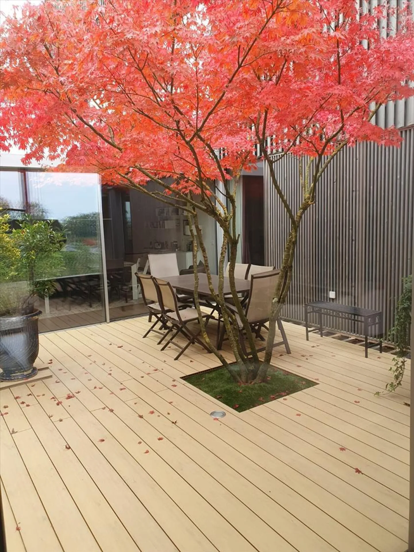 Geräumige zeitgenössische 6,5-Zimmer-Wohnung mit Patio - ca. 208 m² Wohnfläche - Foto 12 von 13
