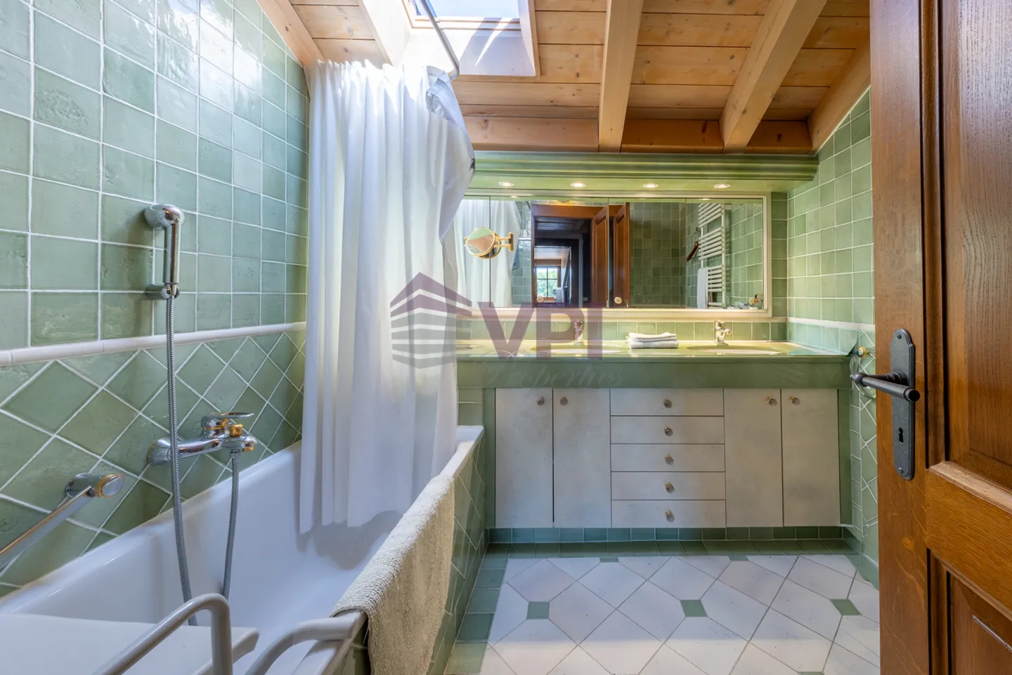 Character Residence - Photo 14 of 17