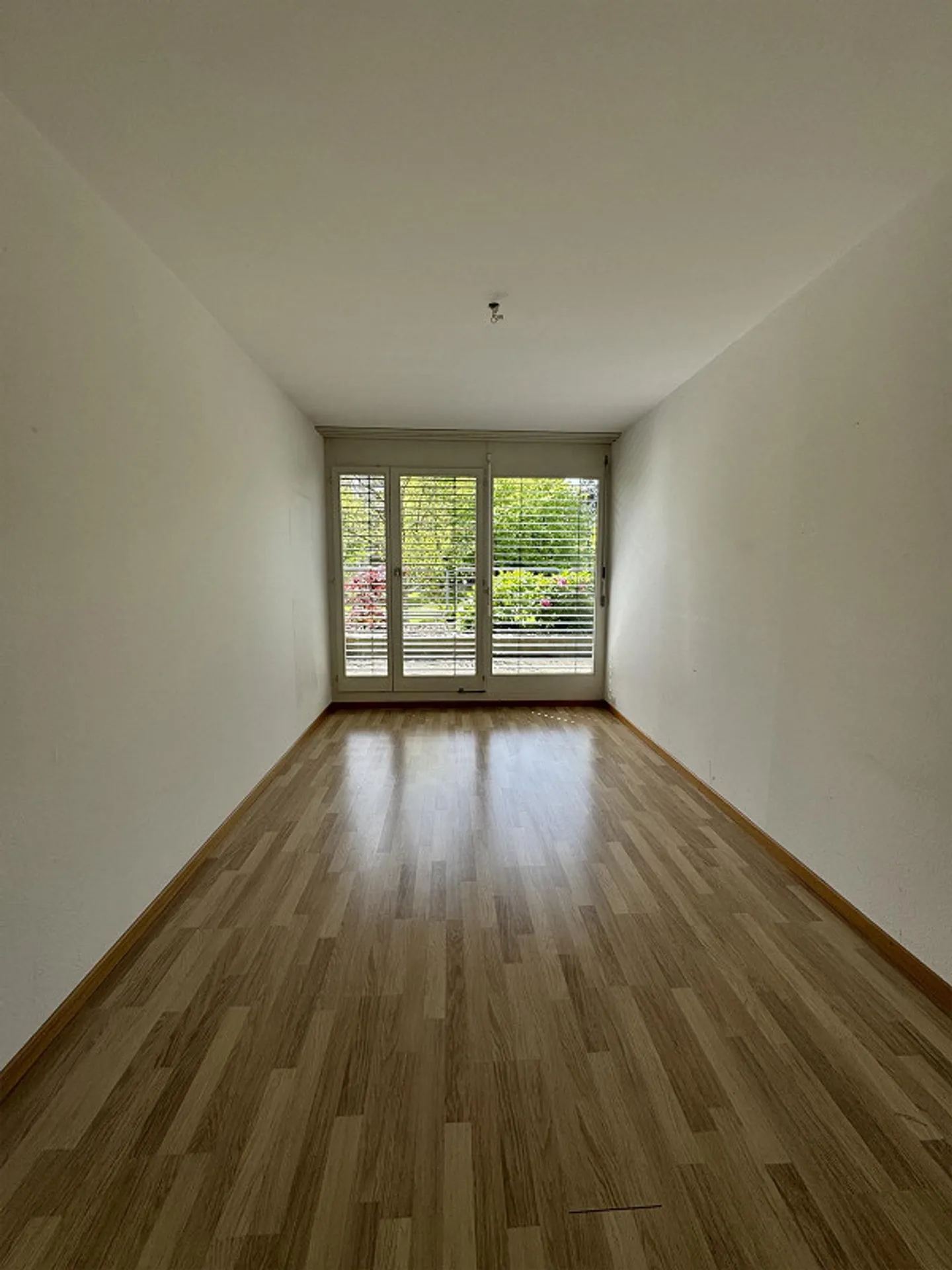 Appartement en terrasse de 4,5 pièces situé au calme avec vue sur la verdure - Photo 9 sur 11