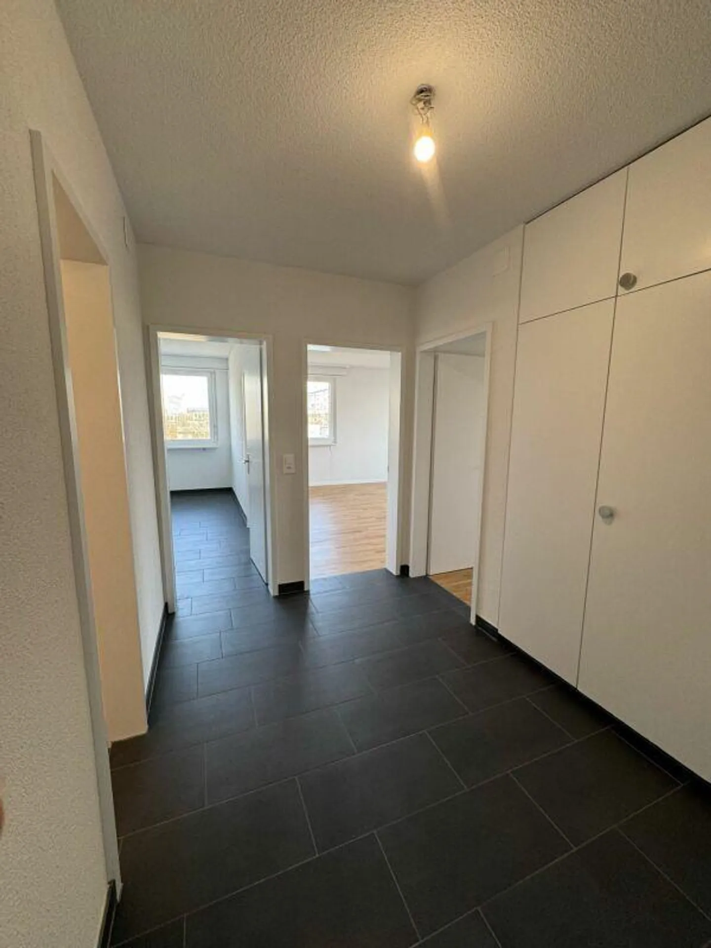 Appartamento ristrutturato di 3,5 locali con due balconi a Schwabgut - Foto 5 di 8