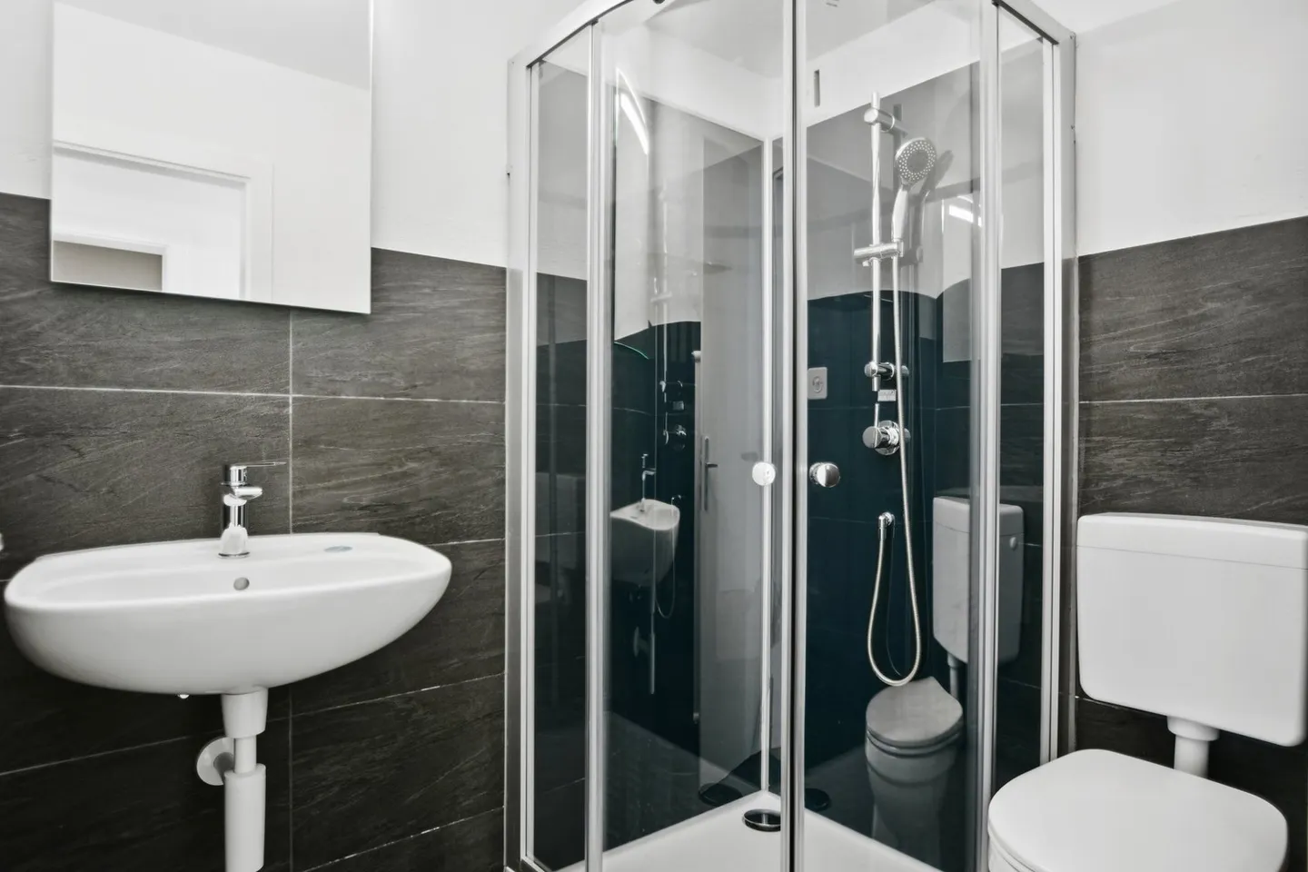 Renovated - very spacious - ideal location - Photo 4 of 9