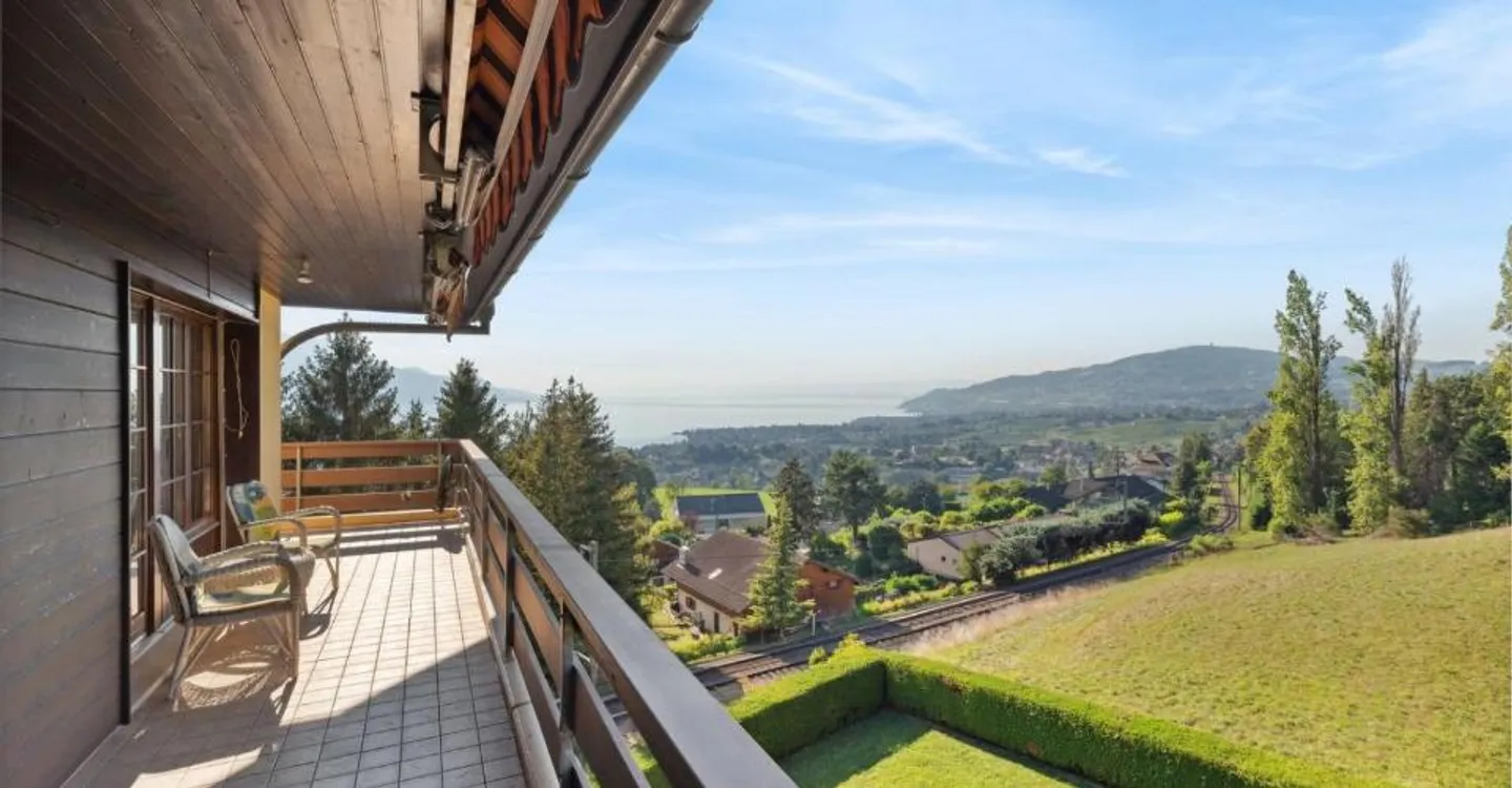 Geräumige Wohnung in der Nähe des Zentrums mit Blick auf den See - Foto 2 von 8