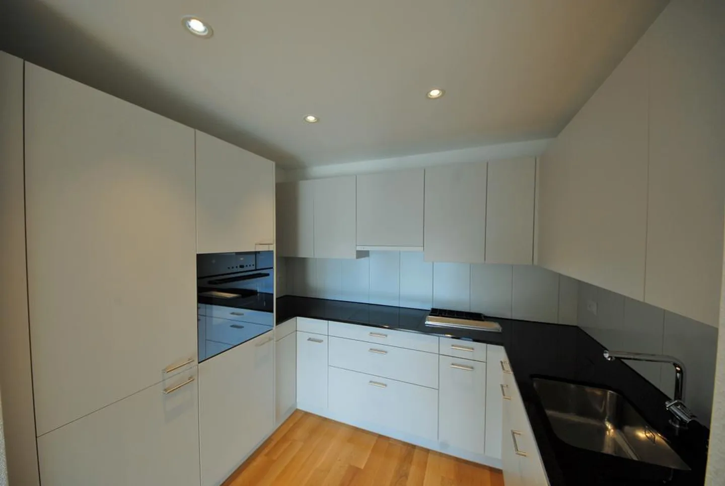 Modern apartment in a good location - Photo 3 of 12