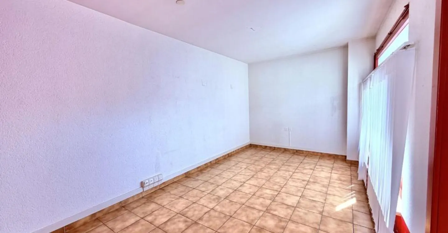 House in the heart of Fully with great potential - Photo 10 of 13