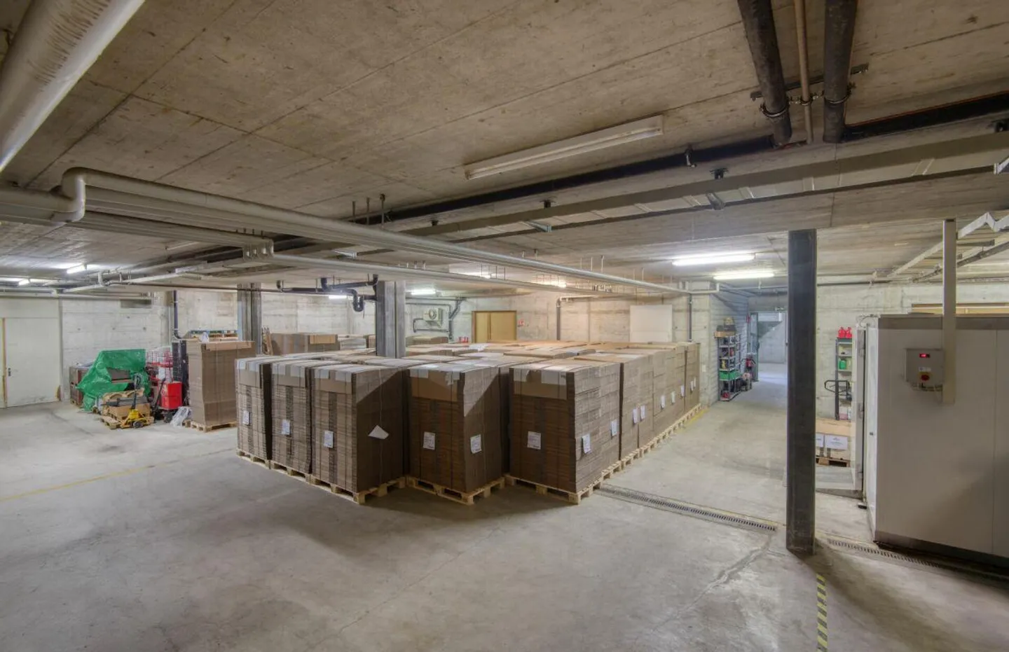 Spazio commerciale e di stoccaggio attraente in una posizione comoda - Foto 3 di 13