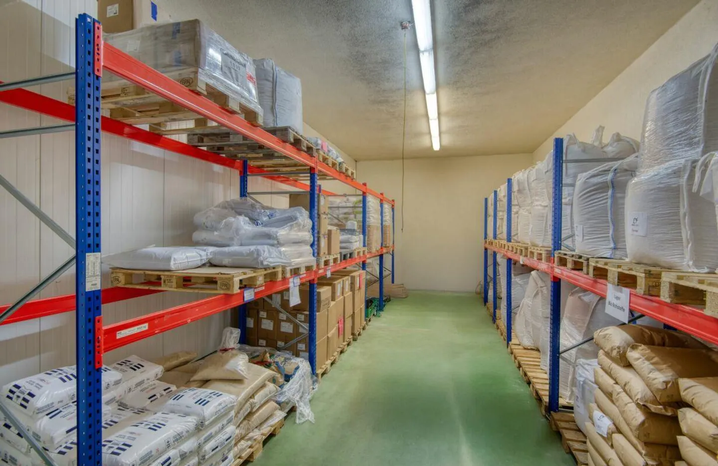 Spazio commerciale e di stoccaggio attraente in una posizione comoda - Foto 5 di 13