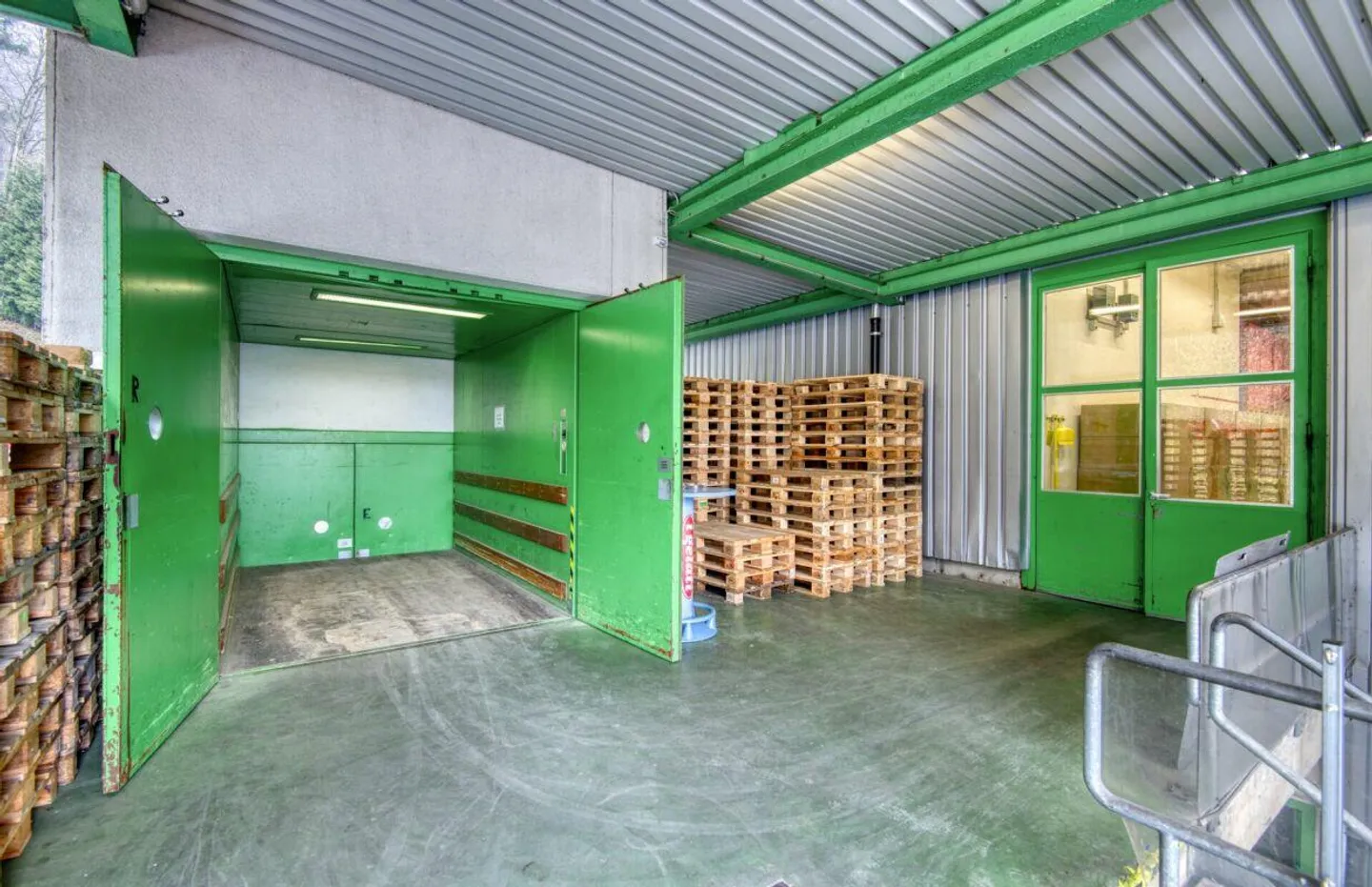 Spazio commerciale e di stoccaggio attraente in una posizione comoda - Foto 8 di 13