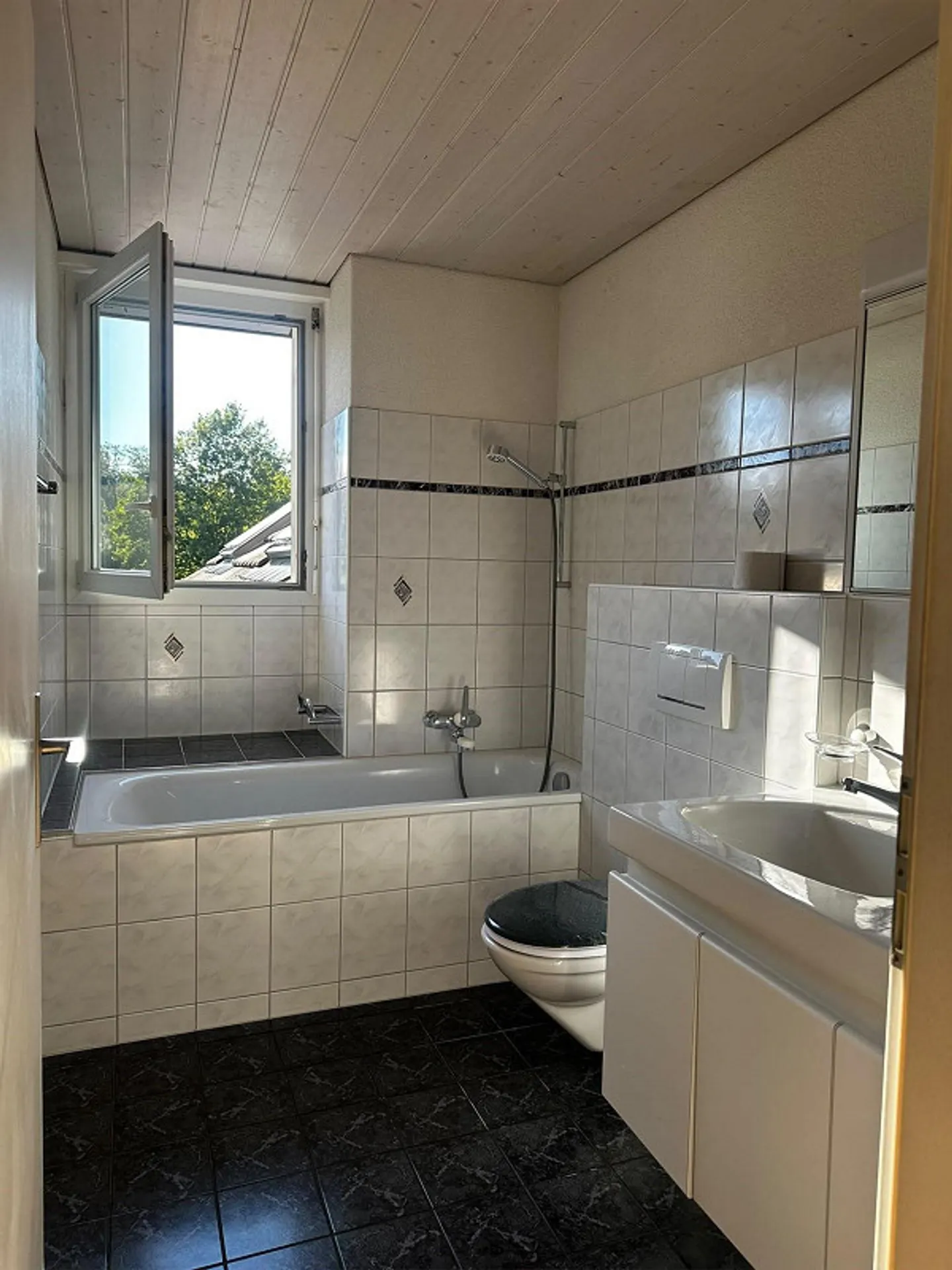 Charmante Dachwohnung in Tann - Foto 3 von 6