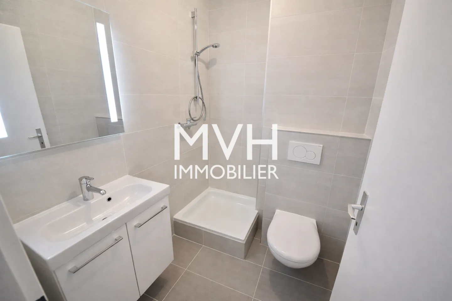 Renovated Apartment with Balconies - Photo 3 of 4