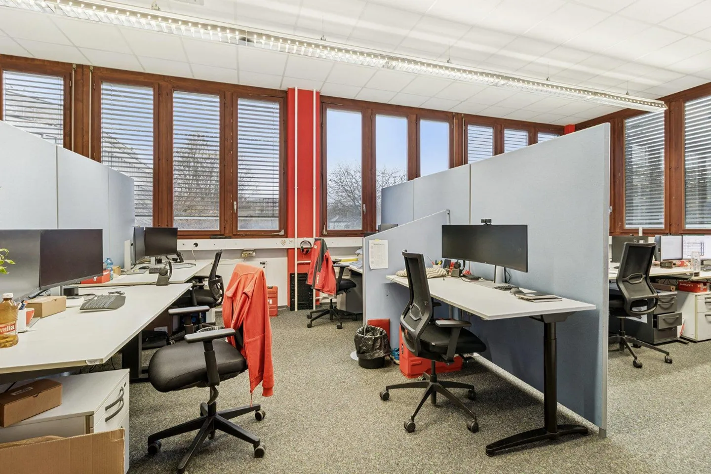 Office and commercial unit as investment or for self-use - Photo 3 of 6