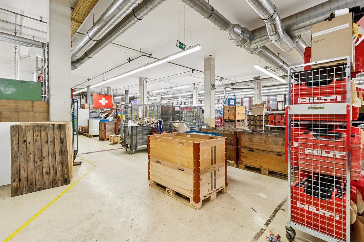 Office and commercial unit as investment or for self-use - Photo 2 of 6