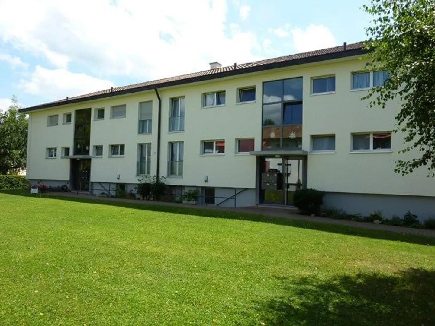 Appartement moderne de 3 pièces dans la verdure - Photo 1 sur 7