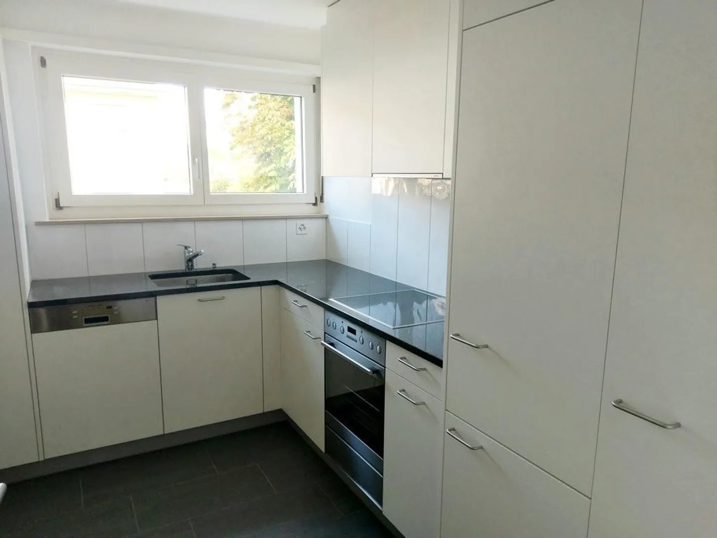 Appartement moderne de 3 pièces dans la verdure - Photo 5 sur 7