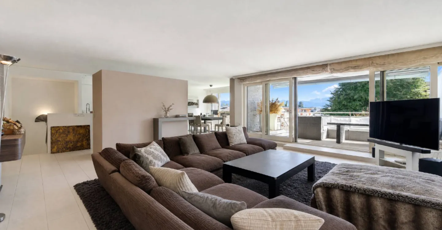 Contemporary Duplex Apartment - Photo 5 of 10