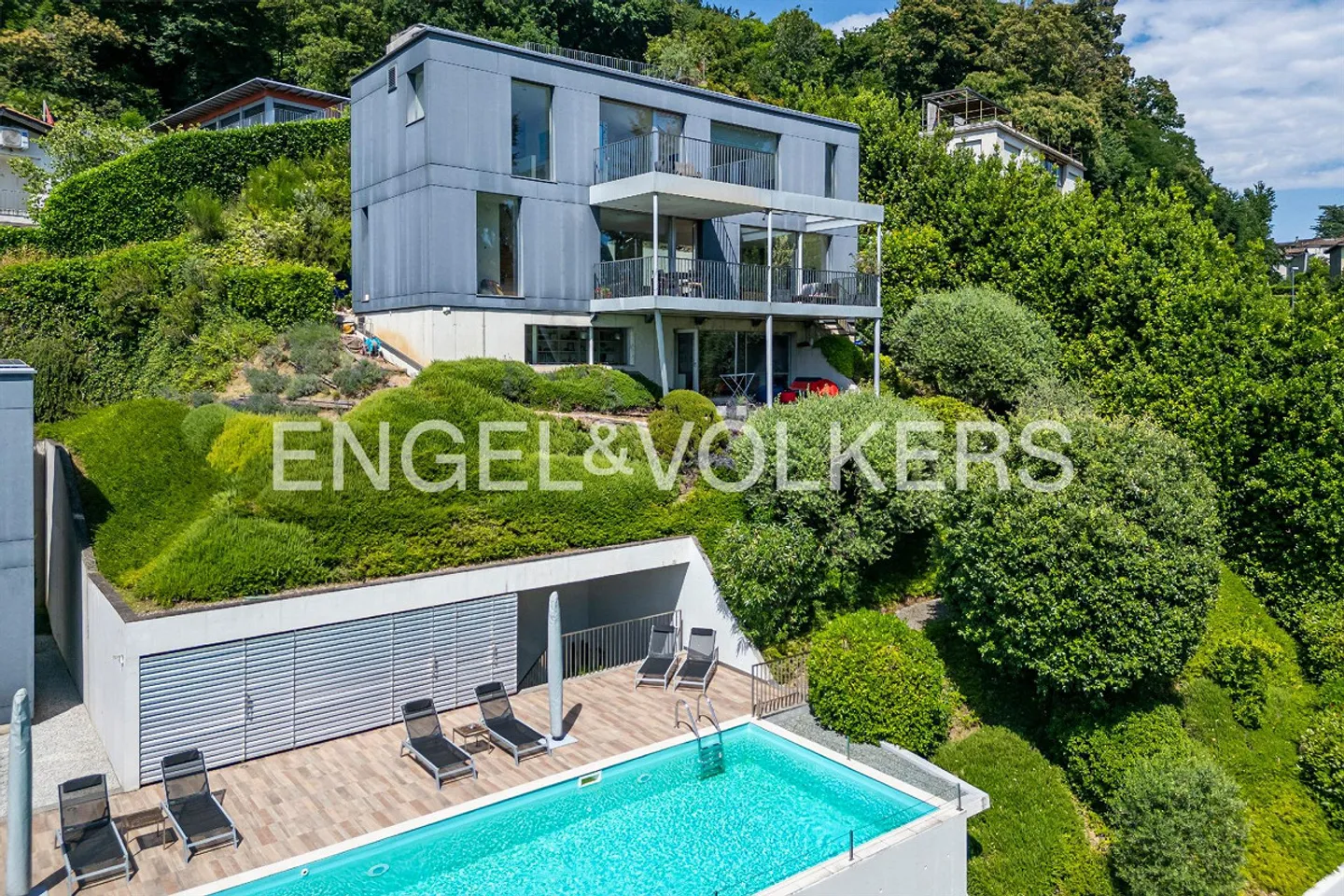 Villa moderne avec vue sur le lac et piscine - Photo 1 sur 13