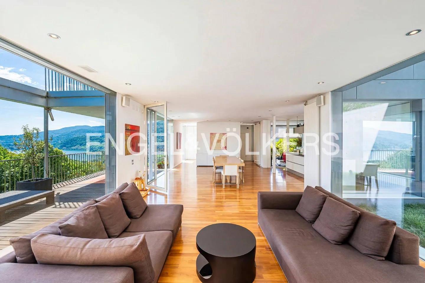 Villa moderne avec vue sur le lac et piscine - Photo 3 sur 13