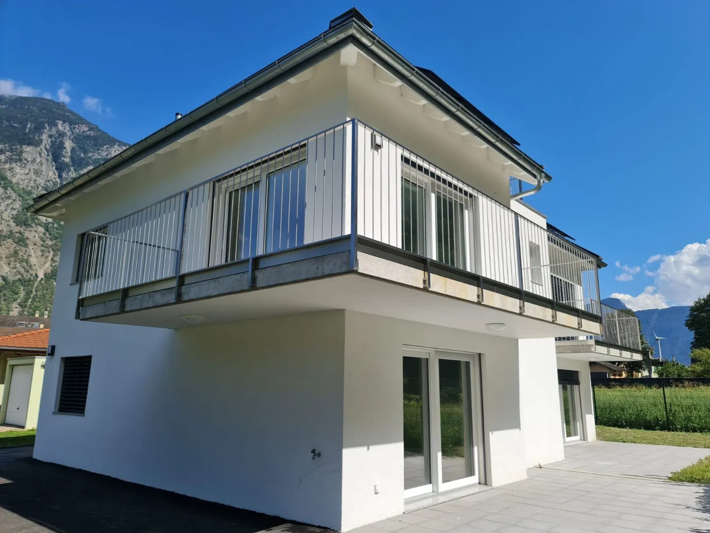 Gebäude mit 3 Wohnungen (2 Zwei-Zimmer-Wohnungen und 1 4,5-Zimmer-Wohnung) - Foto 1 von 23