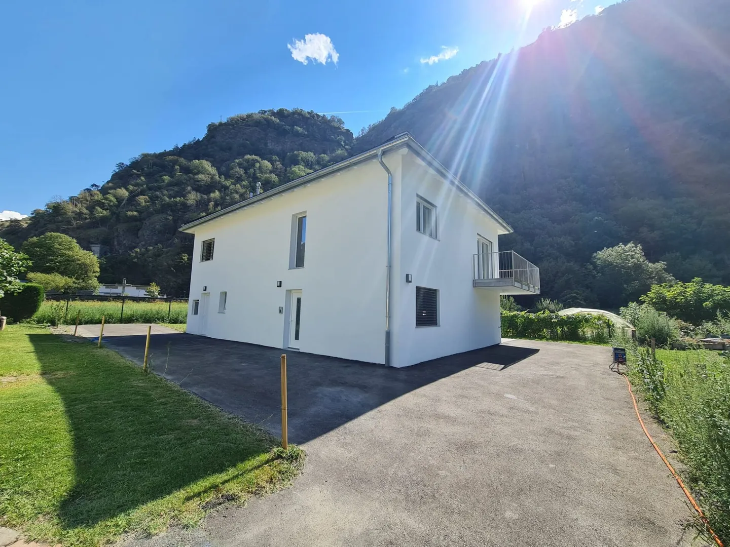 Gebäude mit 3 Wohnungen (2 Zwei-Zimmer-Wohnungen und 1 4,5-Zimmer-Wohnung) - Foto 2 von 23
