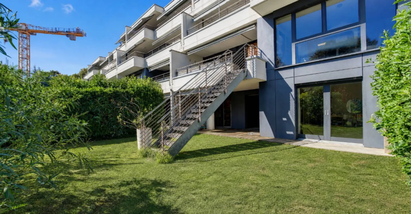 Contemporary Duplex Apartment - Photo 9 of 10