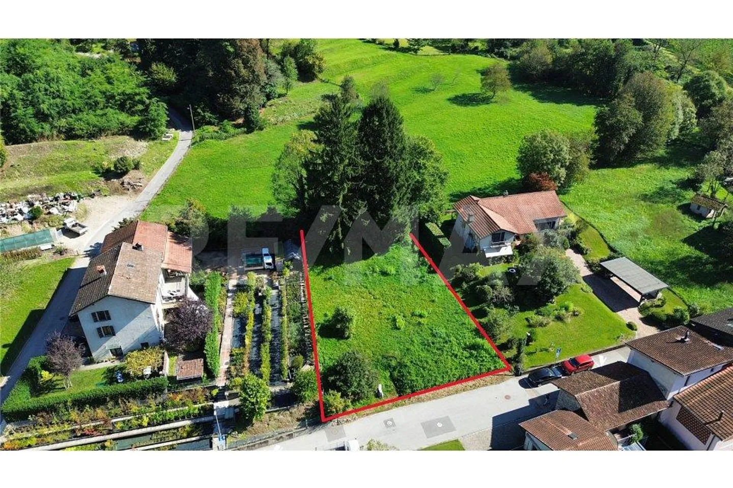 Terreno edificabile in una posizione verde e tranquilla a Tresa - Foto 1 di 13