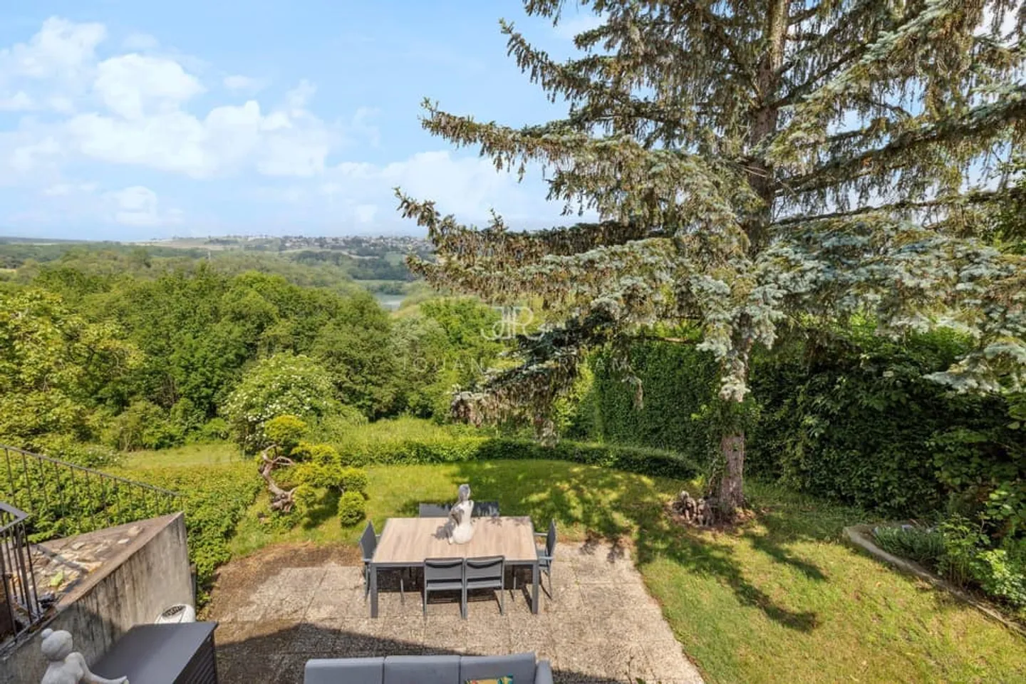 AVULLY: Magnificent renovated house with a view - Photo 3 of 11