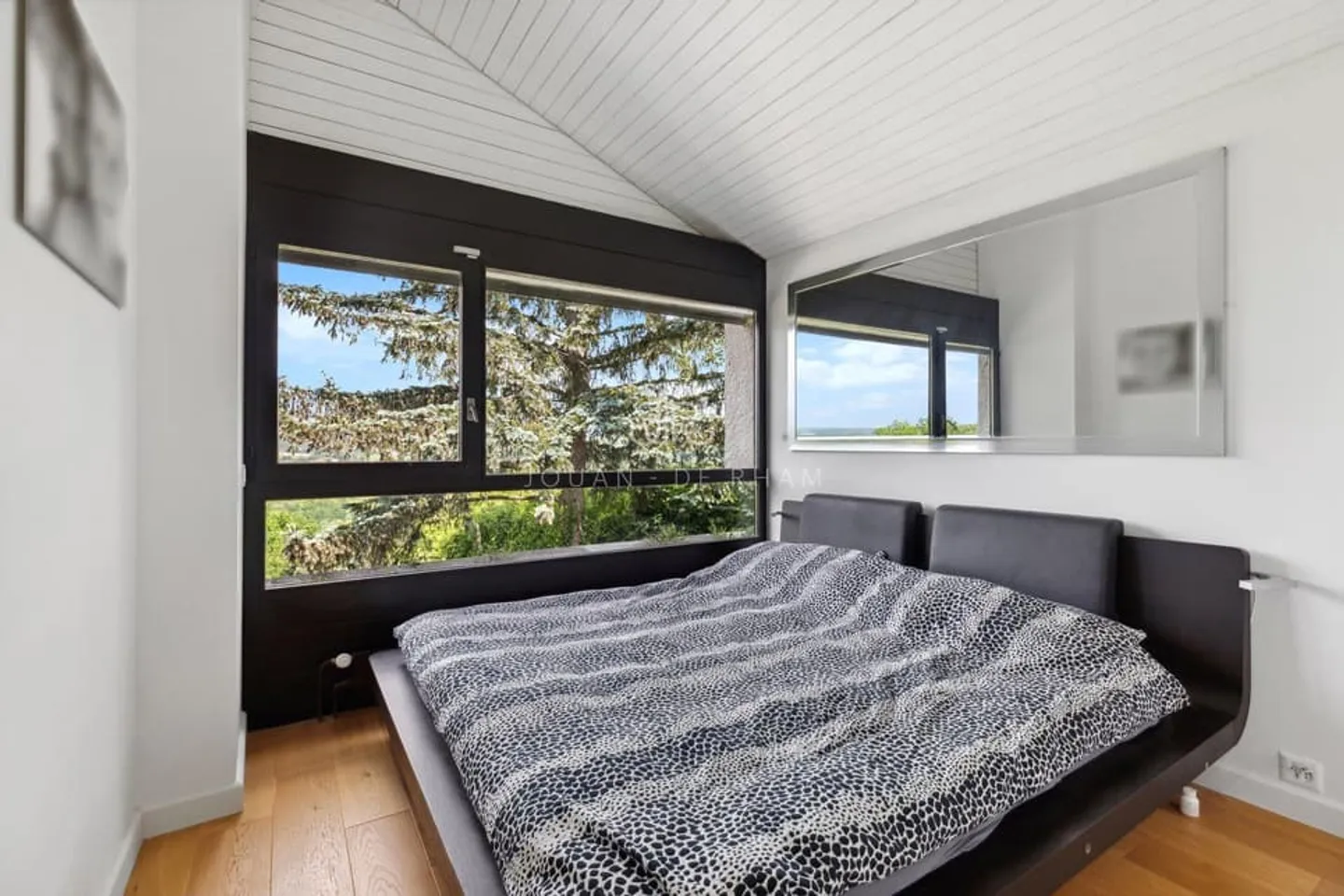 AVULLY: Magnificent renovated house with a view - Photo 9 of 11