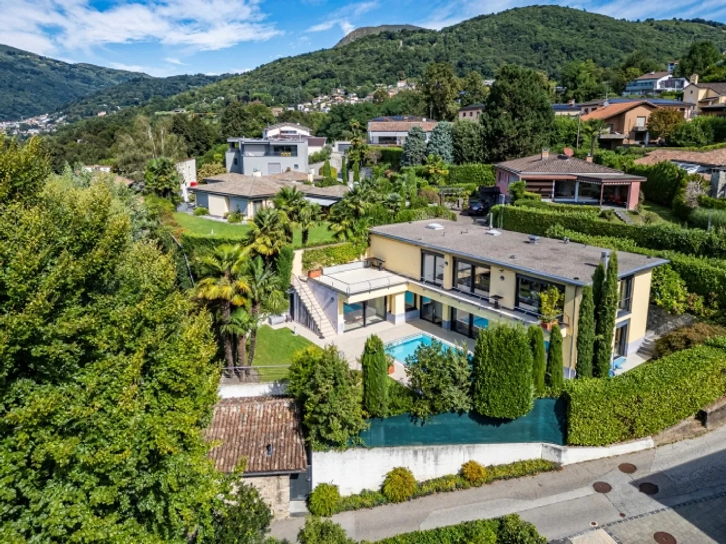 Elegant Villa with Pool in Villa Luganese - Photo 10 of 20