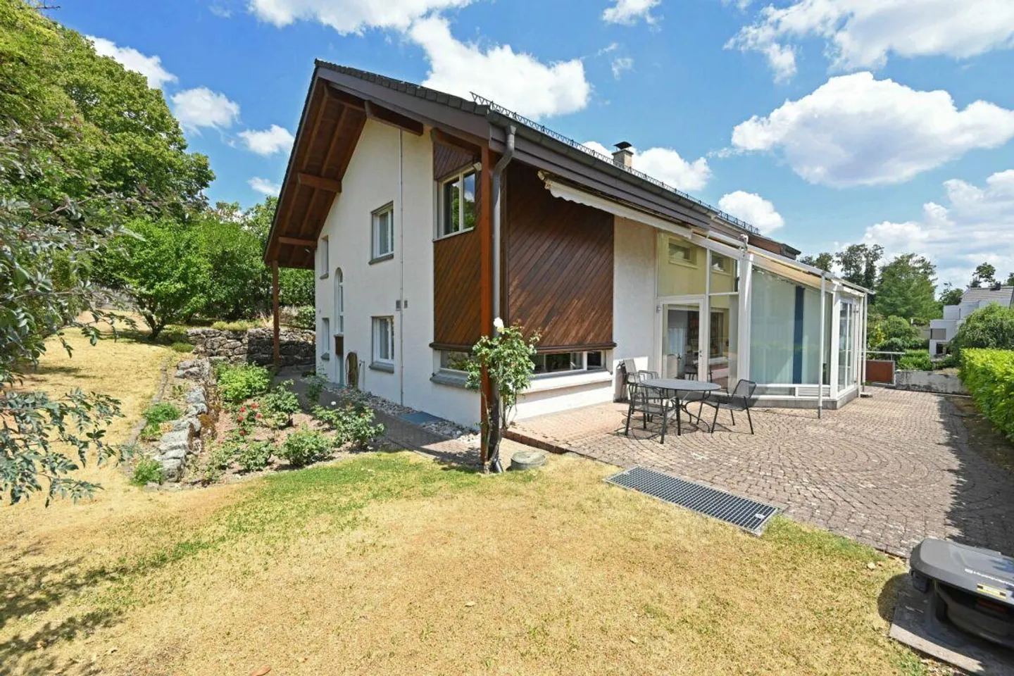 Spacious single-family home with garden in a popular residential area - Photo 2 of 16