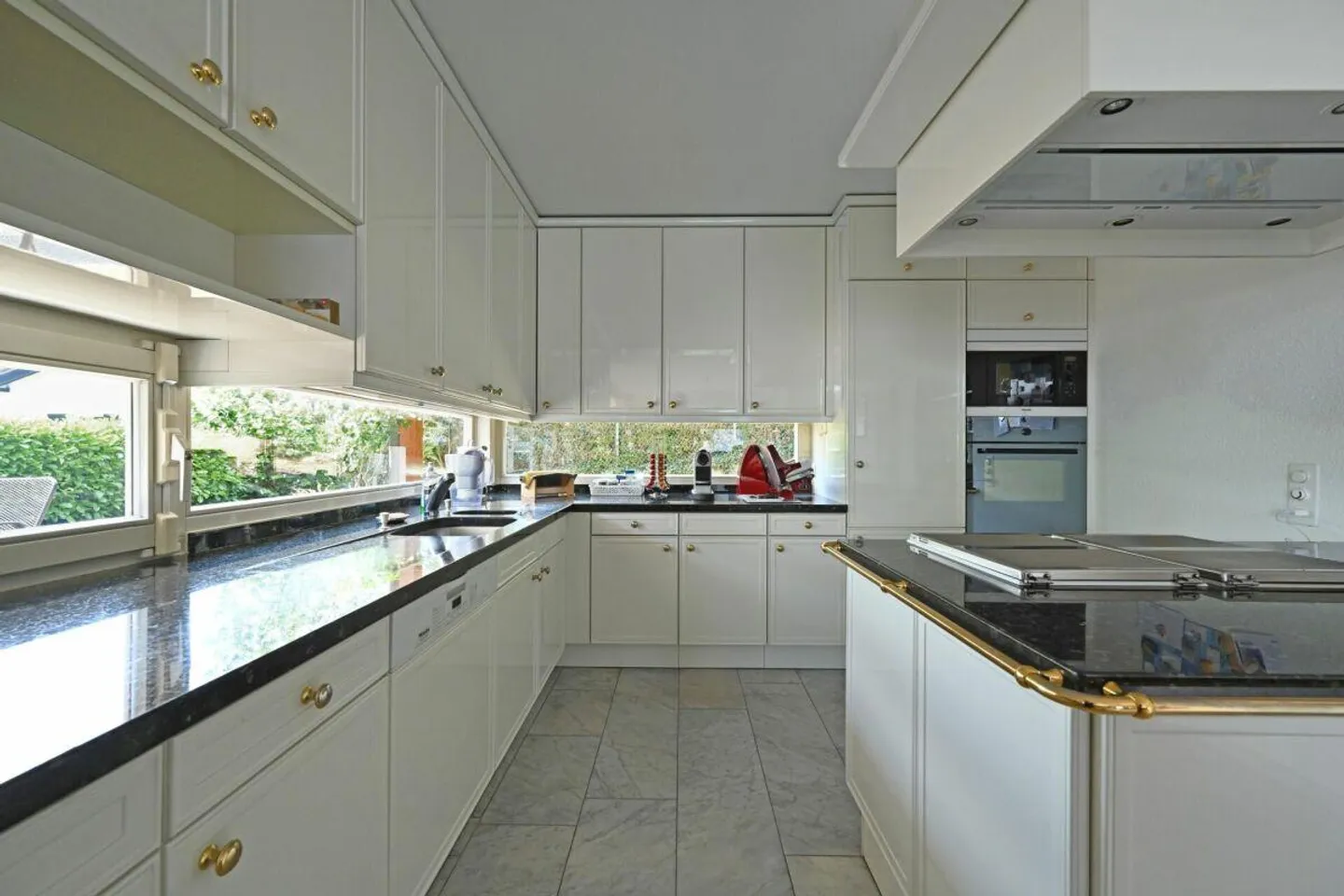 Spacious single-family home with garden in a popular residential area - Photo 7 of 16