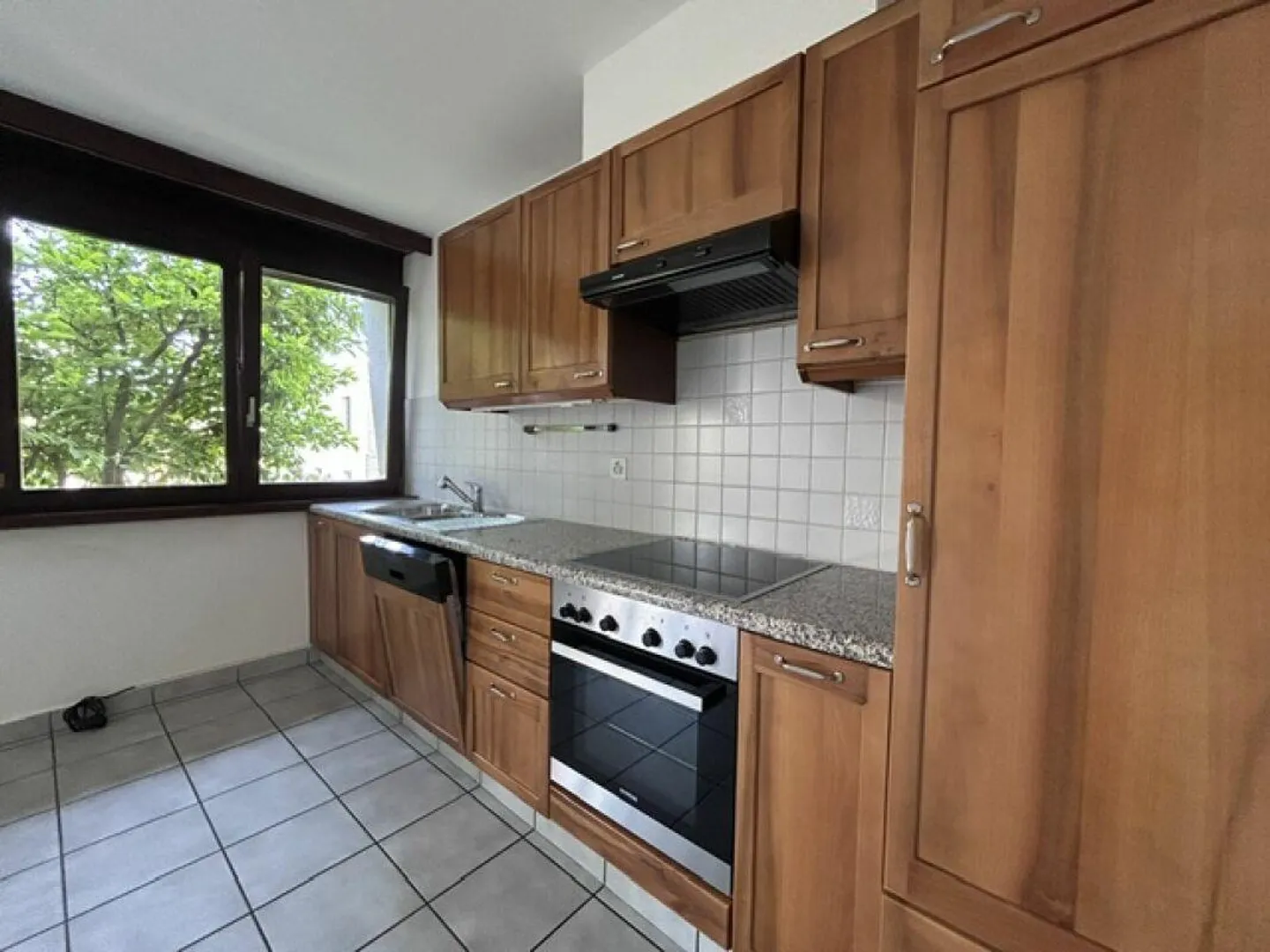 APPARTEMENT 2.5 PIÈCES DE 80mq AVEC UN AGRÉABLE ESPACE EXTÉRIEUR (JARDIN... - Photo 2 sur 17