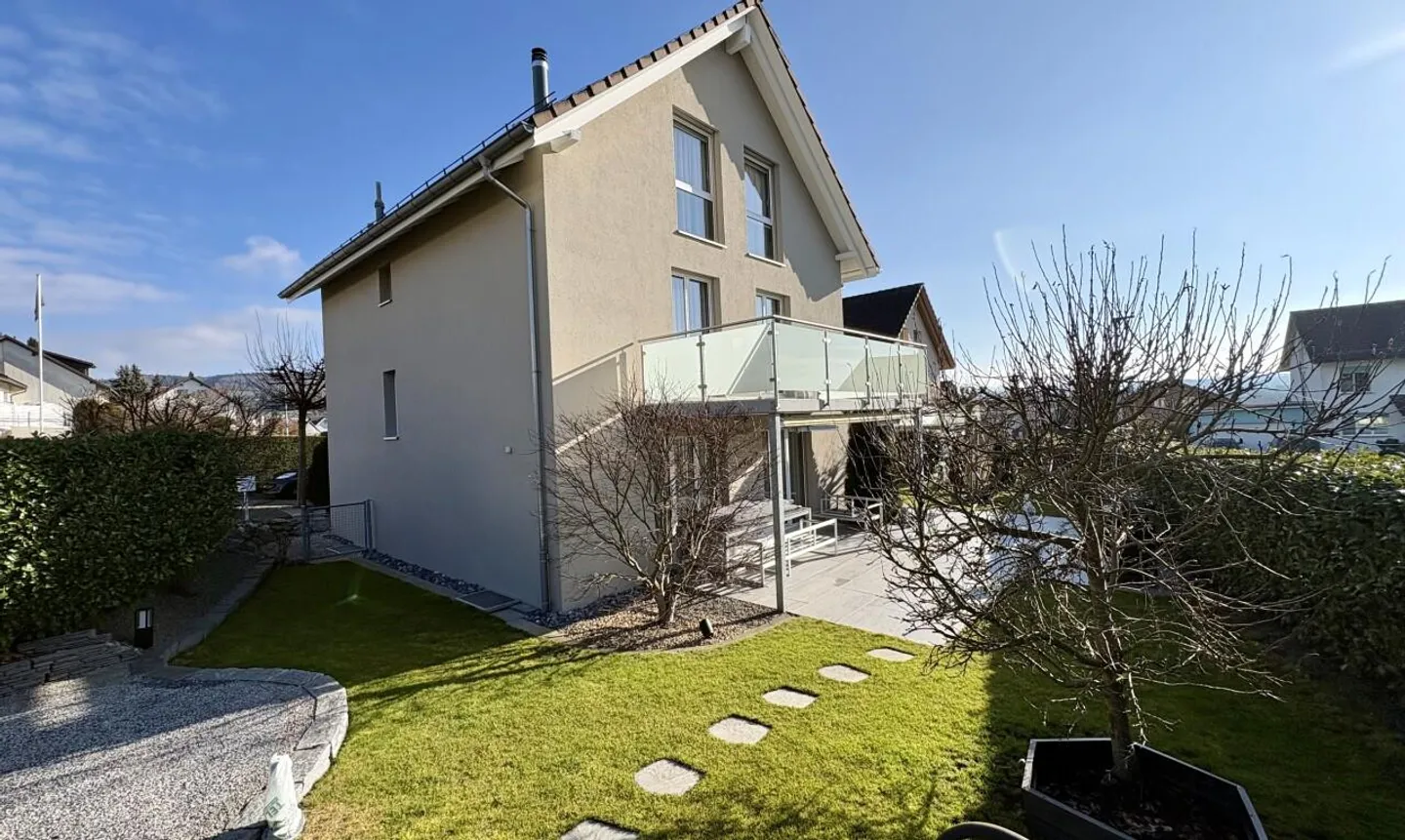 Einfamilienhaus mit privatem Garten - Foto 1 von 11