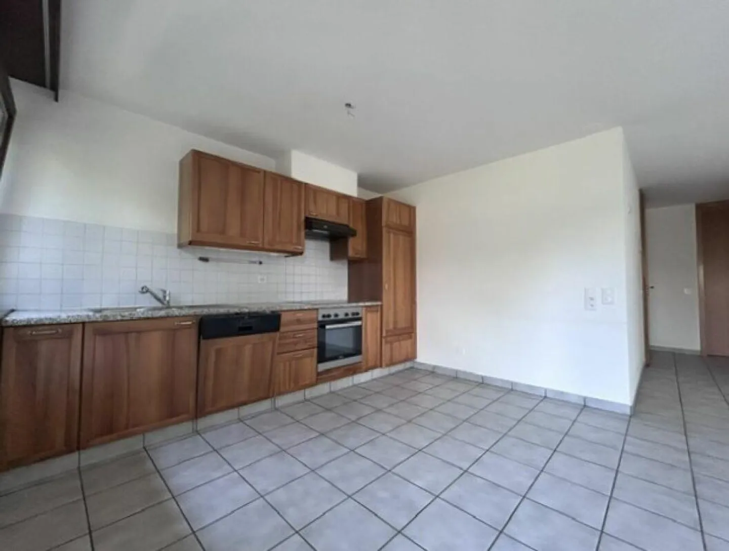APPARTEMENT 2.5 PIÈCES DE 80mq AVEC UN AGRÉABLE ESPACE EXTÉRIEUR (JARDIN... - Photo 3 sur 17