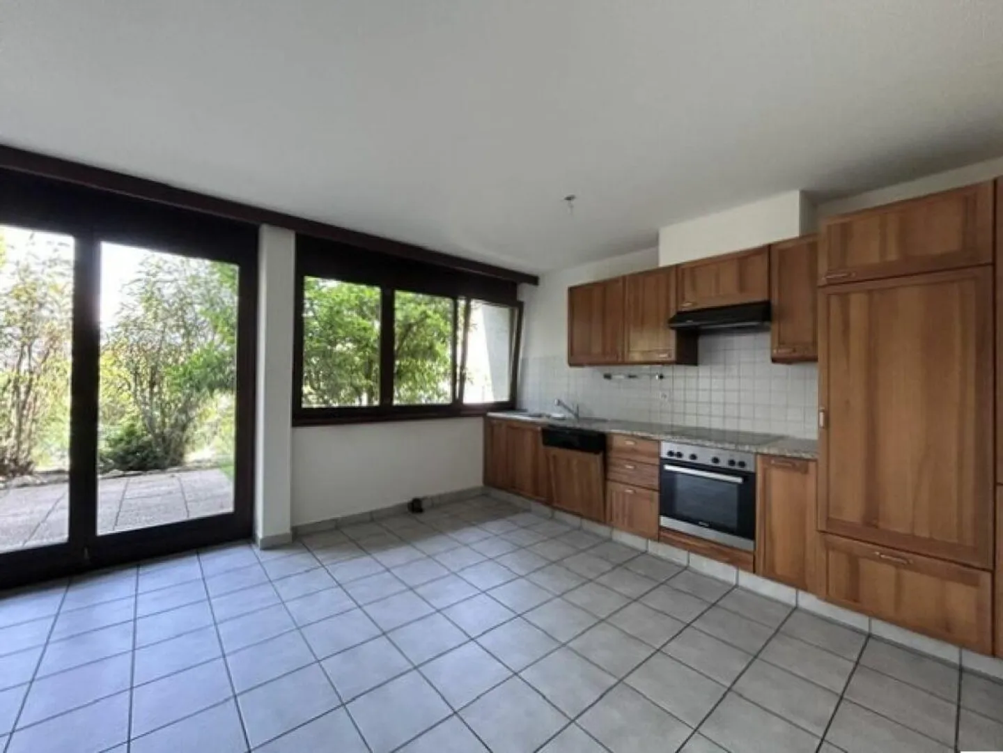 APPARTEMENT 2.5 PIÈCES DE 80mq AVEC UN AGRÉABLE ESPACE EXTÉRIEUR (JARDIN... - Photo 4 sur 17