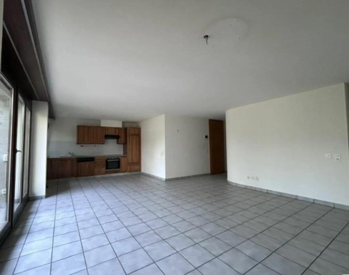 APPARTEMENT 2.5 PIÈCES DE 80mq AVEC UN AGRÉABLE ESPACE EXTÉRIEUR (JARDIN... - Photo 5 sur 17