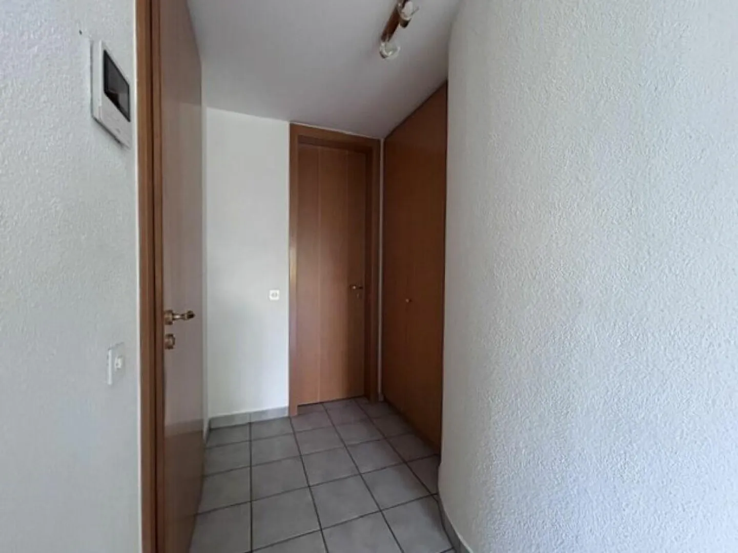 APPARTEMENT 2.5 PIÈCES DE 80mq AVEC UN AGRÉABLE ESPACE EXTÉRIEUR (JARDIN... - Photo 12 sur 17